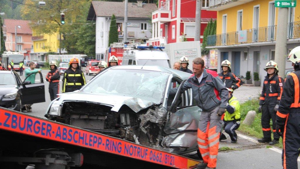 Mit Pkw gegen Betonmasten