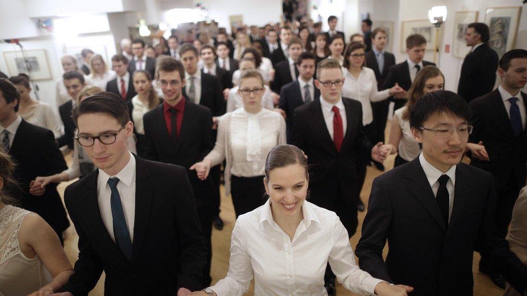 Debütanten probten Eröffnung für den Opernball 2014