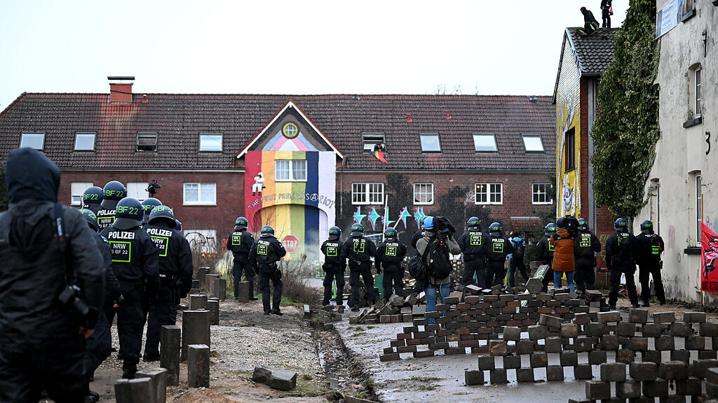 Polizei räumt blockiertes Lützerath