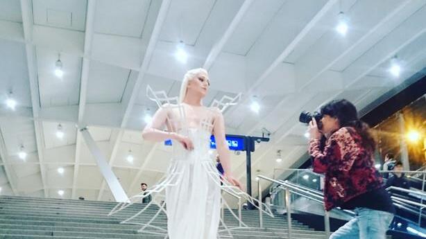 Hauptbahnhof als Kleid: Fotoshooting