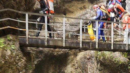 Übung in der Almbachklamm, II