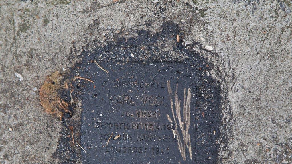 Erneut Stolpersteine in Salzburg beschmiert