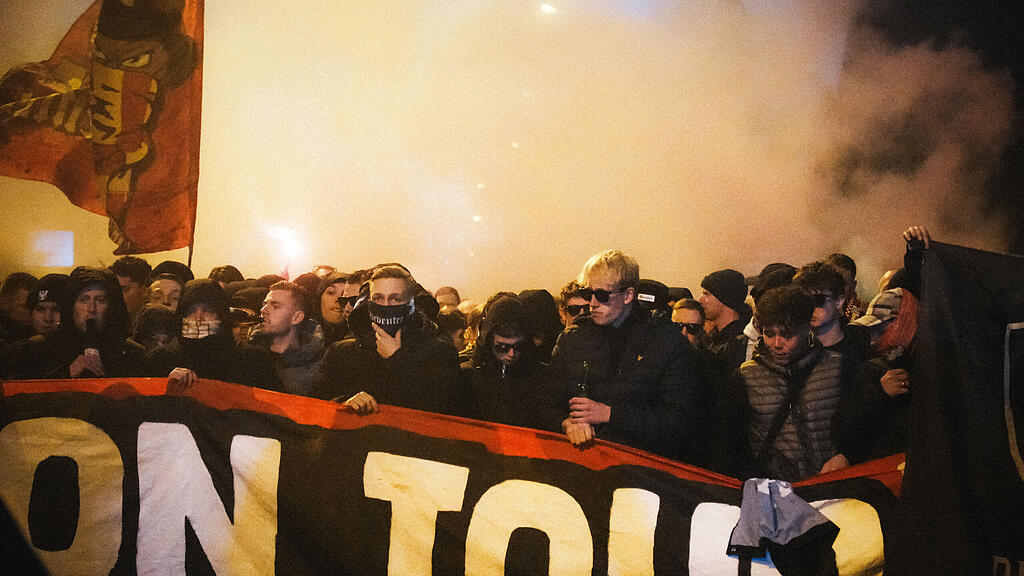 Fanmarsch von Go Ahead Eagles in Salzburg