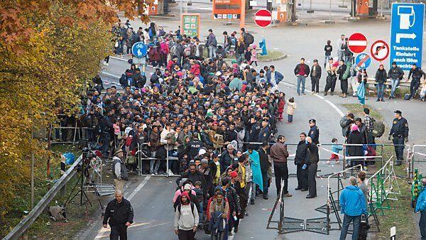 Flüchtlinge auf dem Weg von Österreich nach Deutschland