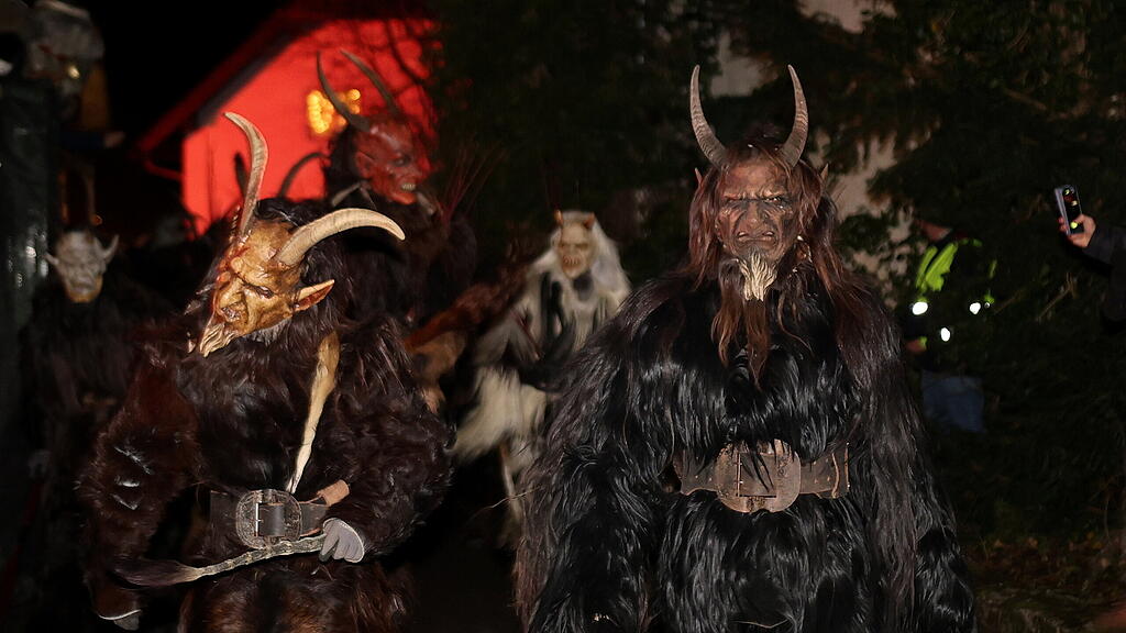 Anifer Krampuslauf am Dorfplatz
