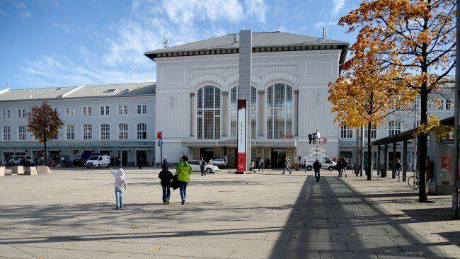Sechs Personen wurden nach der Auseinandersetzung am Bahnhofsvorplatz angezeigt.