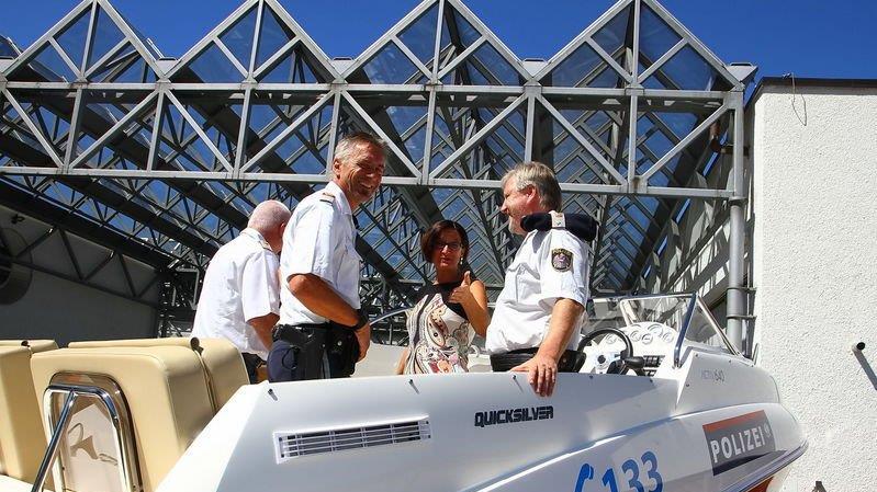 Neues Polizeiboot überstellt