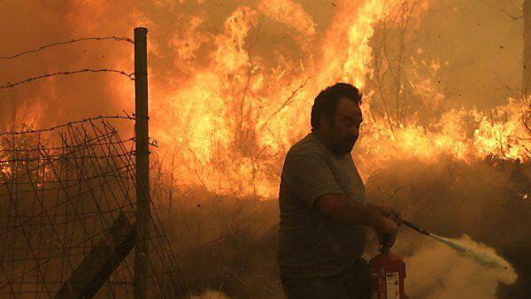 Wind treibt die Flammen weiter an