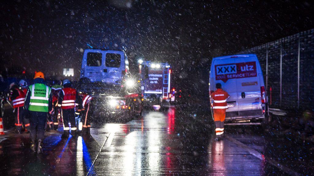Zwei Verletzte bei Unfall mit Klein-Lkw auf A1