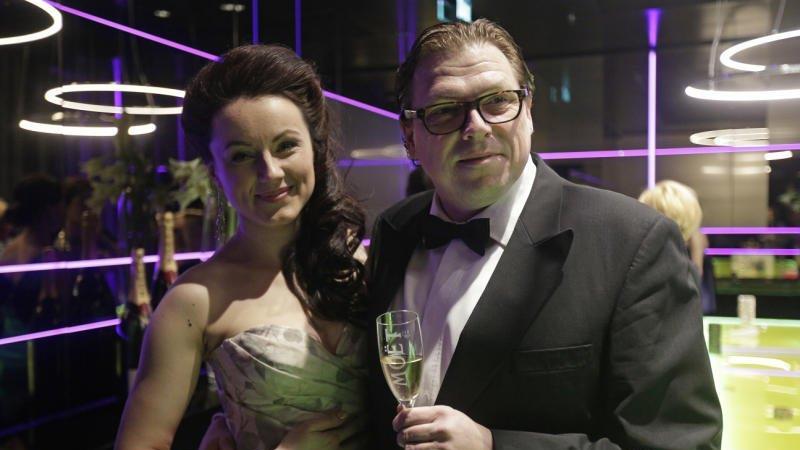 Künstlerinnen präsentieren Roben für Opernball 2014