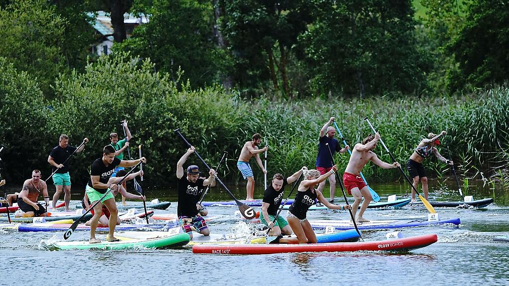Ein Rennen auf einem Stand-Up-Paddle-Board ist nicht alltäglich.