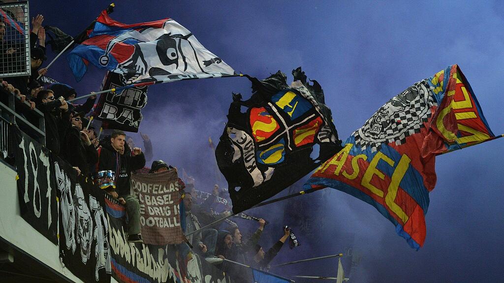 Basel muss zwei Mal vor leeren Rängen spielen, weil die Fans in Salzburg für eine Spielunterbrechung sorgten