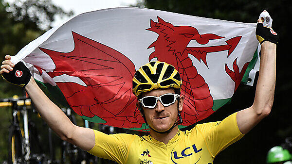 Geraint Thomas feiert mit der walisischen Fahne