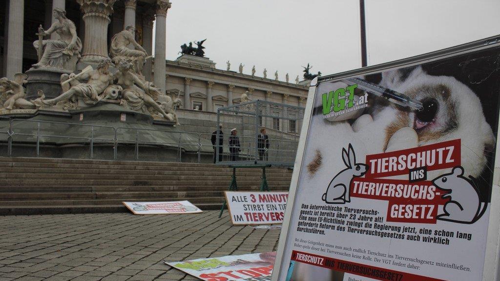 Tierschützerinnen protestieren nackt vor Parlament (Käfige)