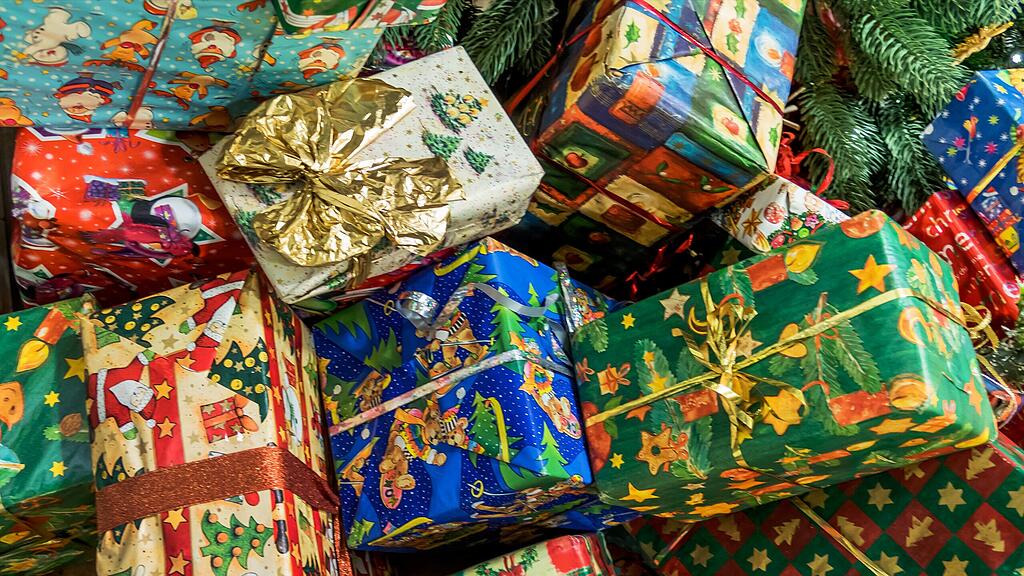 Es werden wieder viele Geschenke unter den Christbäumen liegen.