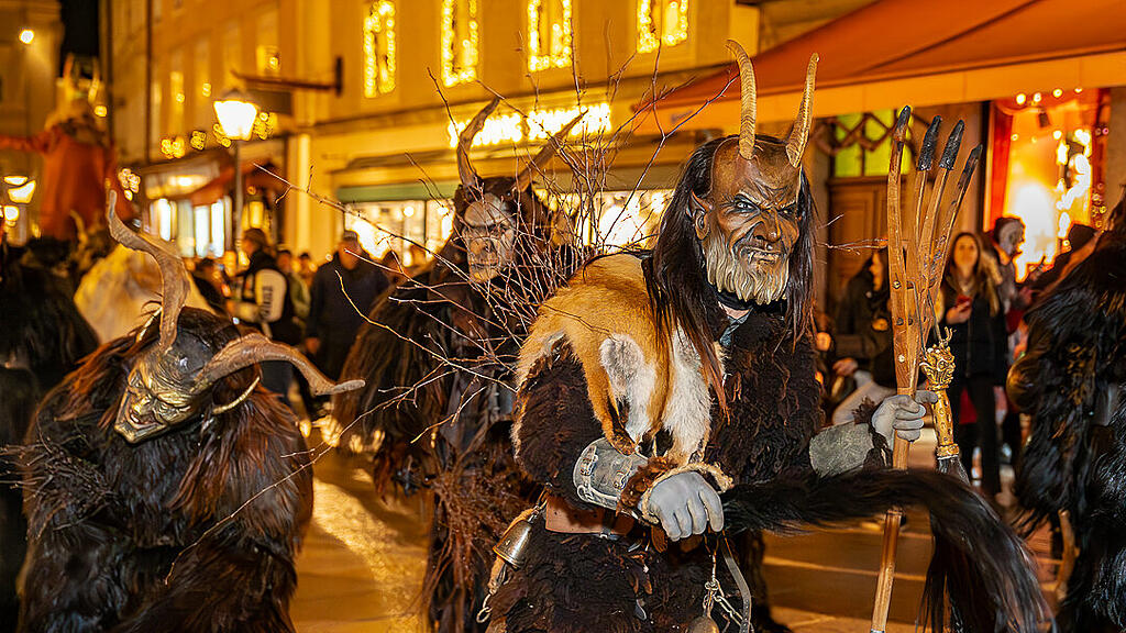 Lauf der Gr\u00f6diger Krampusse in der Altstadt