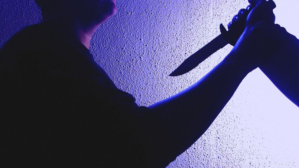 Mit einem Küchenmesser ging der 47-Jährige auf den 25-Jährigen los.
