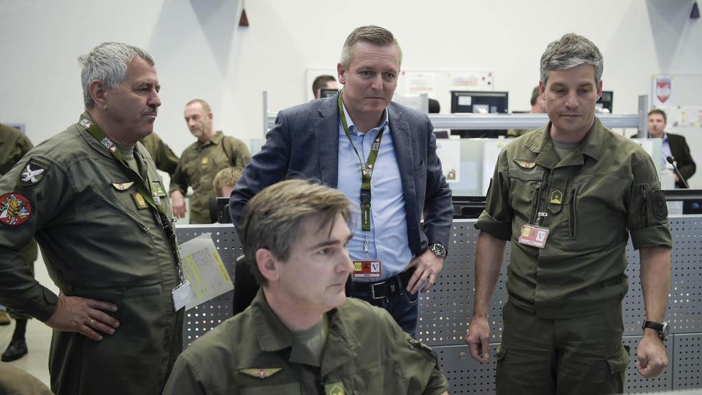 Kunasek besucht Regierungsbunker