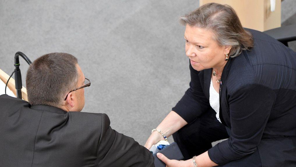 Zwölf-Stunden-Tag: Hitzige Debatte im Nationalrat