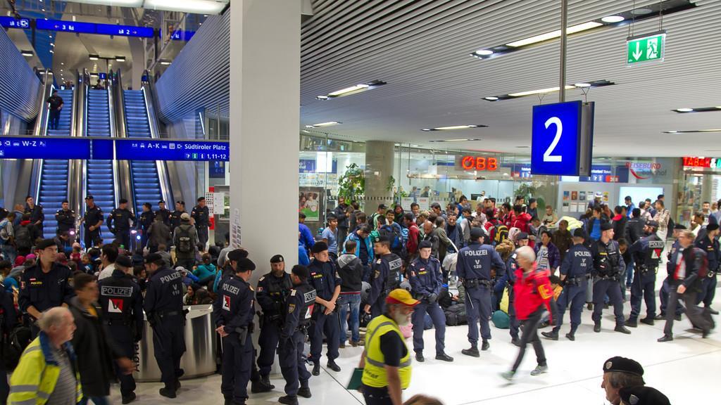 Flüchtlinge in Salzburg: Hauptbahnhof in der Nacht auf Mittwoch