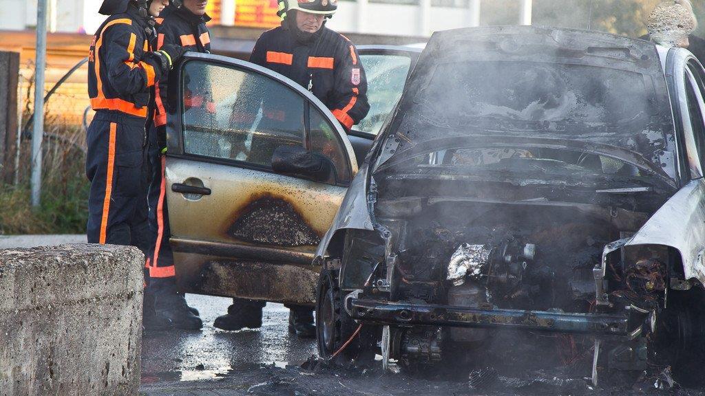 Pkw geht in Flammen auf