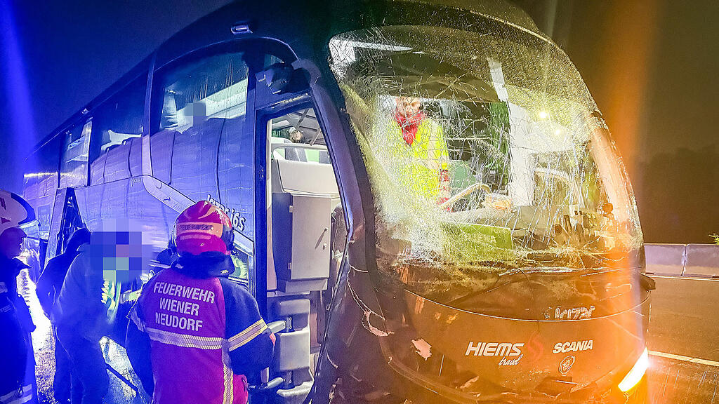 Reisebus-Unfall mit vier Verletzten auf A2 in NÖ