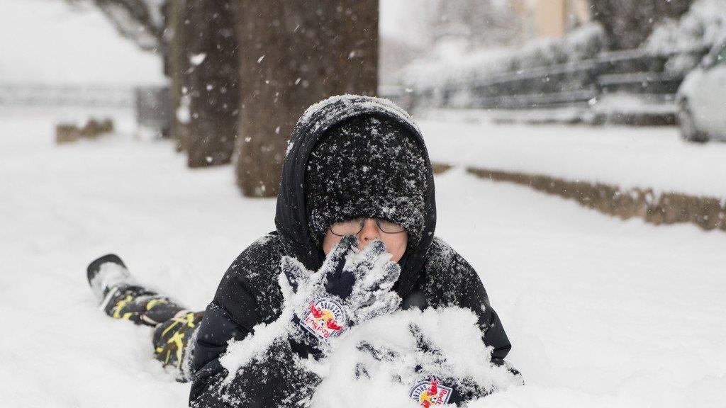 Schnee sorgt für Unfälle und Verkehrschaos: Innenstadt versinkt im Schnee
