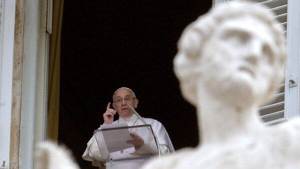 Papst Franziskus spricht vom Fenster aus