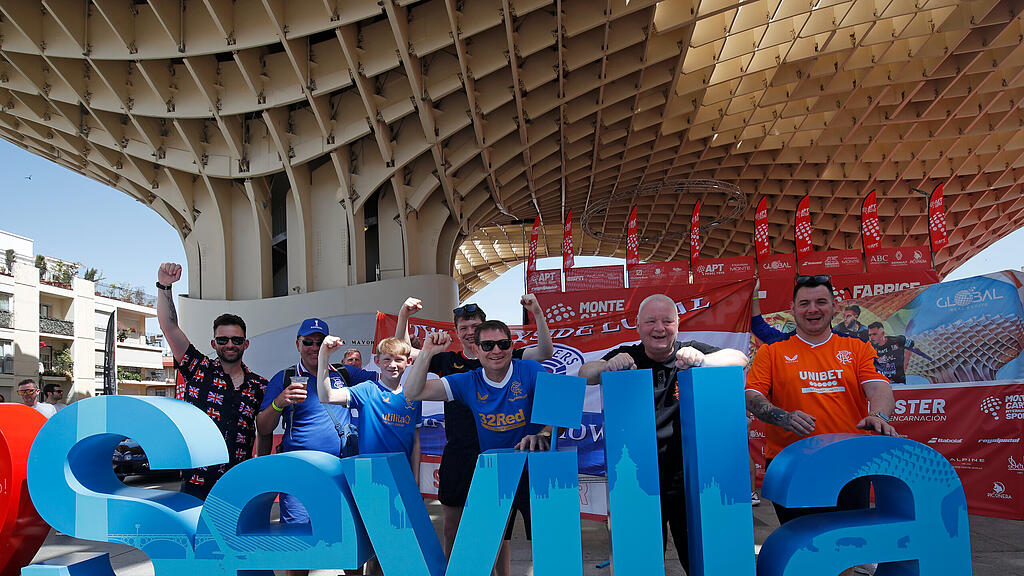 Frankfurt-Fans feiern in Sevilla