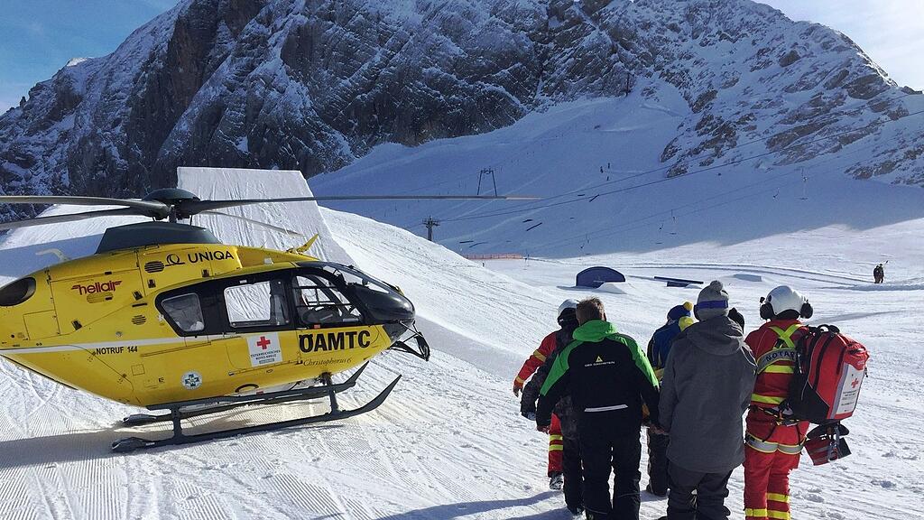 Das Mädchen rutschte 30 Meter über die Piste und krachte gegen eine Schneekanone (Symbolbild)