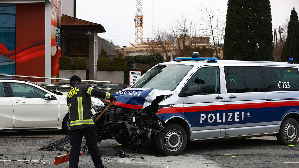 Polizeiauto contra Auto auf Münchner Bundesstraße