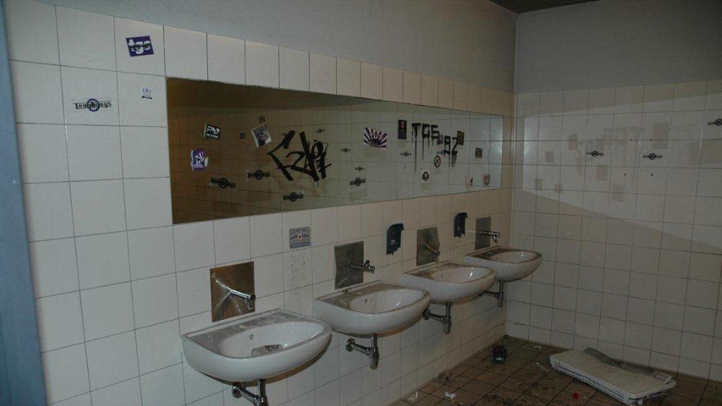 Die WC-Anlagen im Austria-Sektor wurden von den "Fans" zerstört.