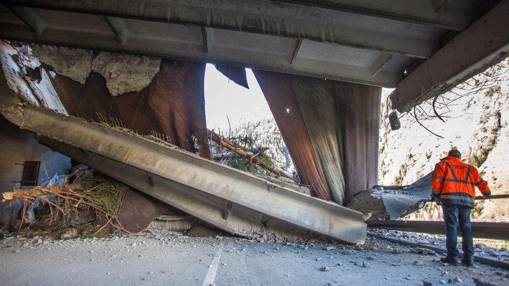 Massiver Felssturz auf Felbertauernstraße vor Matrei in Osttirol