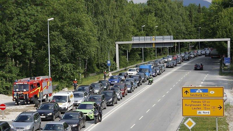 Vier Meter tiefes Loch auf B20