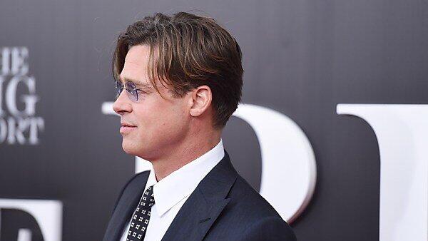 Brad Pitt soll sich auf Flug schwer betrunken haben