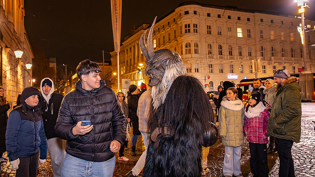 Alt Gnigler Krampusse beim Weihnachtsmarkt am Mirabellplatz
