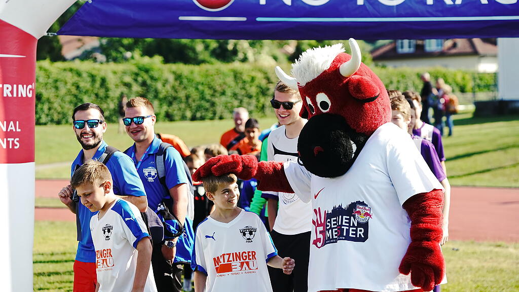 Die Nachwuchsspieler werden vom Bullen-Maskottchen begrüßt.