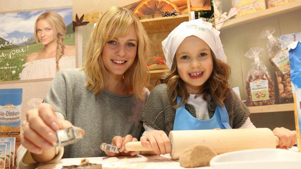 Mirjam Weichselbraun als Bäckerin