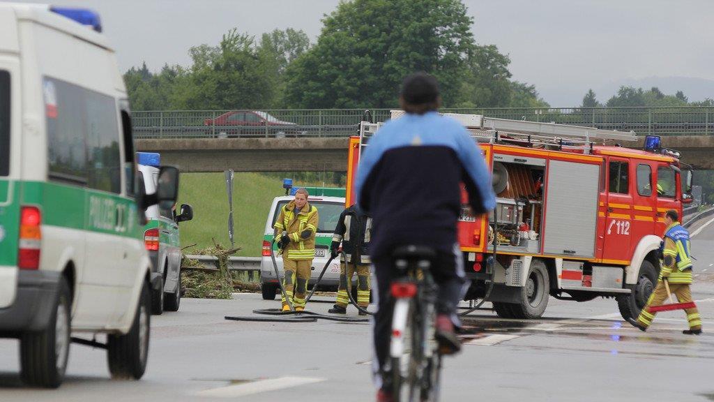 Aufräumarbeiten an der A8