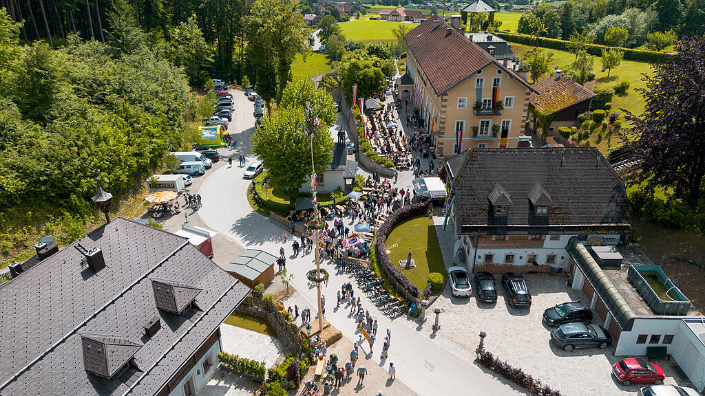 Maibaumaufstellen beim Gasthof Maria Plain