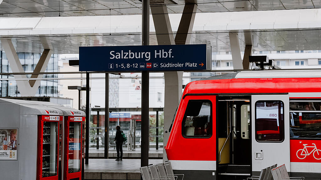 SB, Bahnhof Salzburg, Salzburg Hauptbahnhof, Salzburg Hbf.jpg