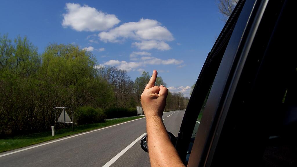 Der 28-Jährige dürfte leicht überreagiert haben und beschädigte das Auto eines Deutschen.