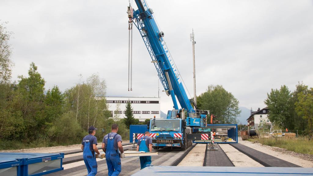 Aufbau der Container in der Schwarzenbergkaserne