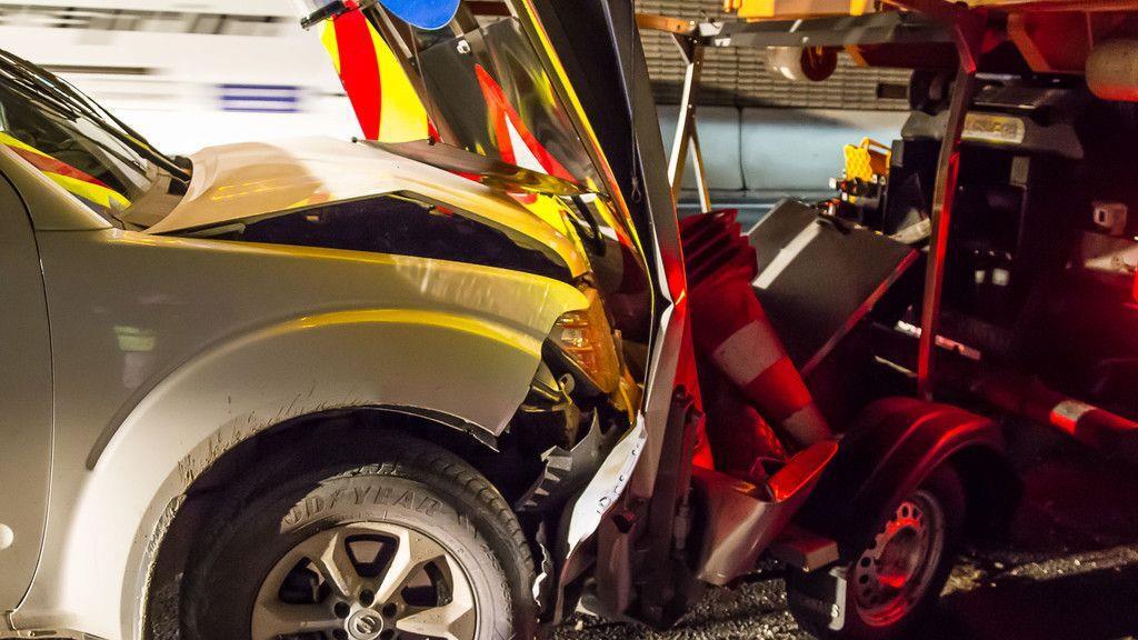 Alkolenker crasht auf A1 in Asfinag-Fahrzeug
