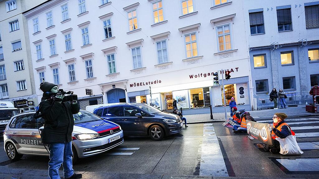 Klebe-Protest vor Wiener Schulen
