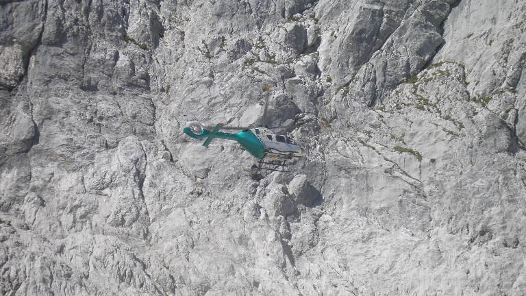 Ein Polizeihubschrauber bei der Suche nach dem Verunglückten.