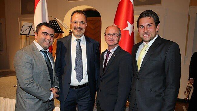 Osman Günes (links) beim Empfang des türkischen Generalkonsuls 2014.