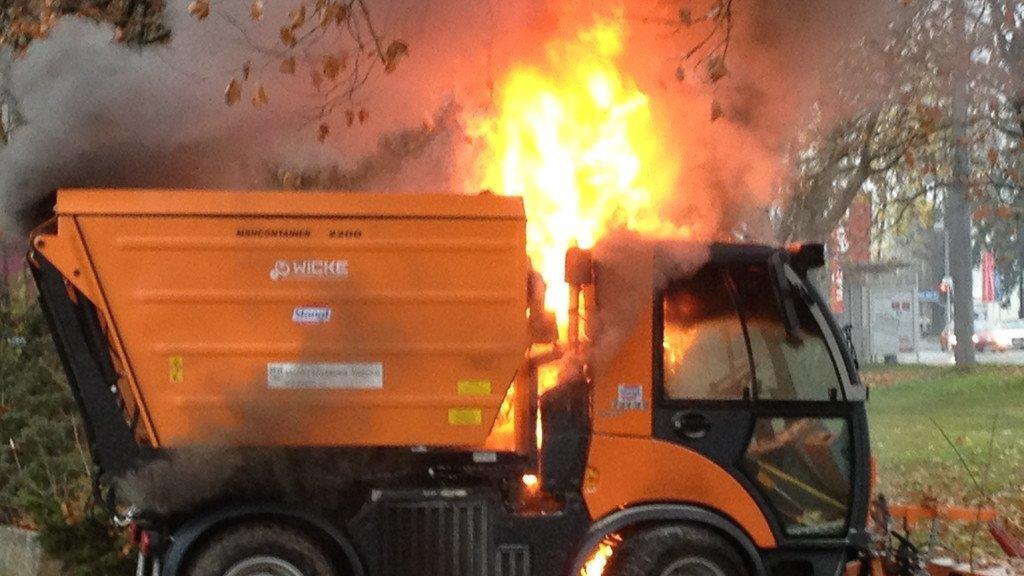 Fahrzeug in Flammen