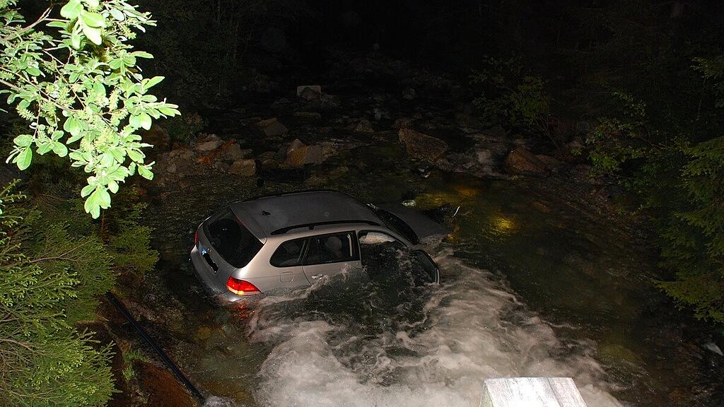 Bad Gastein: Auto stürzt in Bach