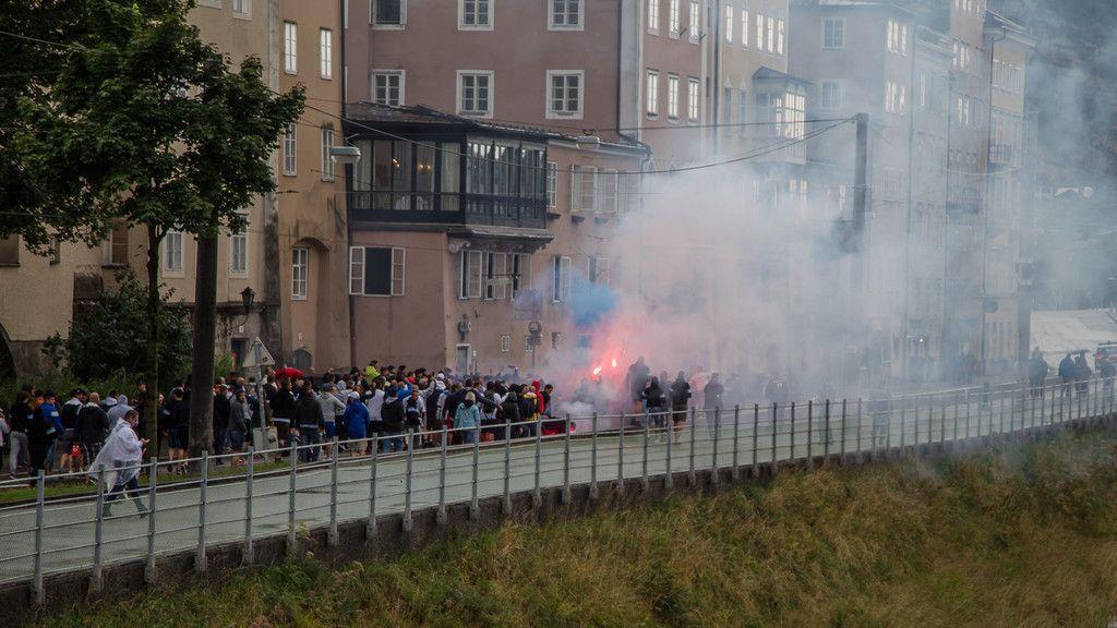 Kroatische Fans marschieren durch Altstadt